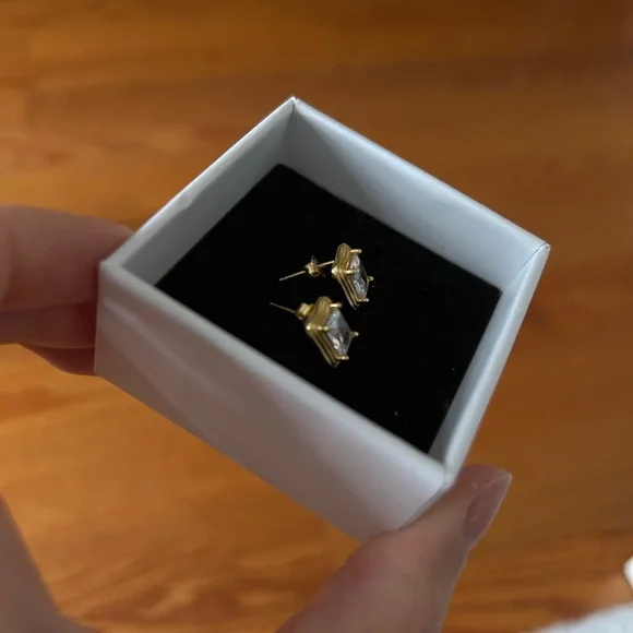 Earring - Picture 4 of 5